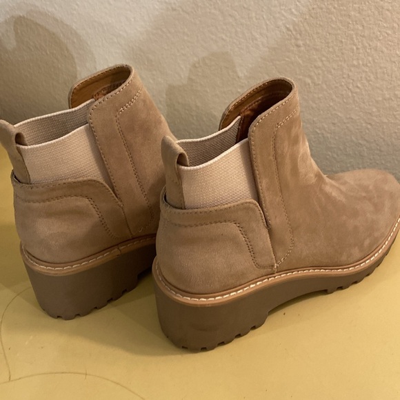 Dolce Vita‎ Taupe Ankle Slip on Boots.  Suede.  Size 7.  Maybe Worn Once. - Picture 5 of 8